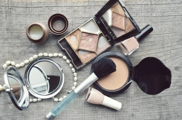 Makeup kartáč oční linky s lahví, sada kosmetiky, Make-up a kartáče, prášek, listového, řasenky, oční linky na dřevěný stůl — Stock fotografie