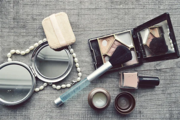 Makeup kartáč oční linky s lahví, sada kosmetiky, Make-up a kartáče, prášek, listového, řasenky, oční linky na dřevěný stůl — Stock fotografie