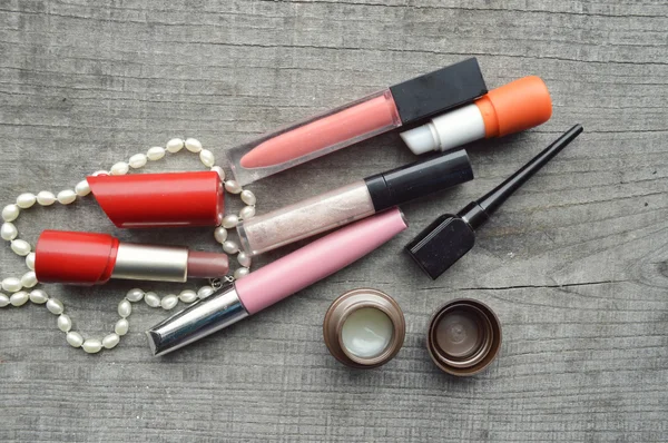 Makeup kartáč oční linky s lahví, sada kosmetiky, Make-up a kartáče, prášek, listového, řasenky, oční linky na dřevěný stůl — Stock fotografie