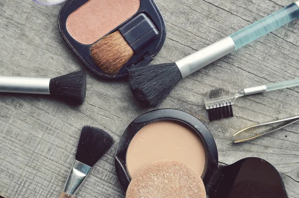 Makeup kartáč oční linky s lahví, sada kosmetiky, Make-up a kartáče, prášek, listového, řasenky, oční linky na dřevěný stůl — Stock fotografie