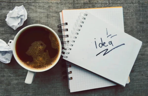 Libro electrónico rojo, Bloc de notas, vasos de lectura, taza de café caliente sobre fondo de madera — Foto de Stock