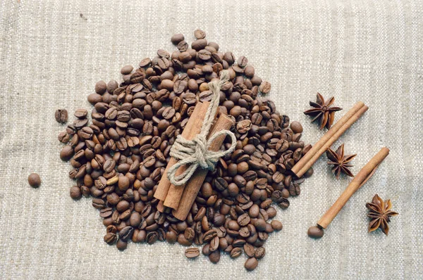 Grãos de café, paus de canela, anis estrelado, especiarias — Fotografia de Stock