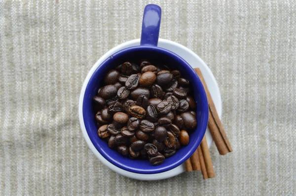 Filiżanka pełnego ziarna kawy, cynamonu, anyżu gwiazdkowatego, zbliżenie — Zdjęcie stockowe