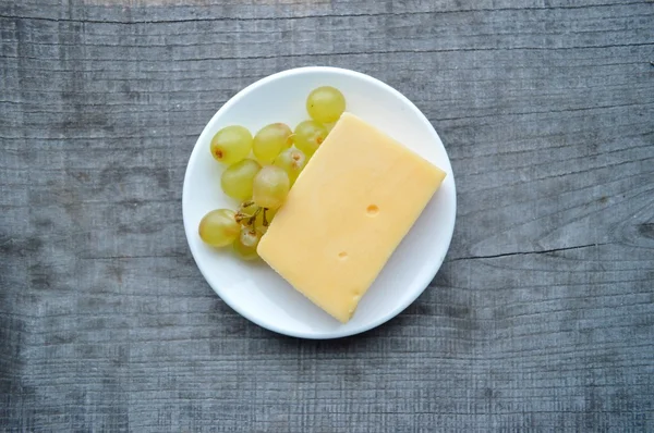 Diferentes tipos de queijo com nozes e uvas — Fotografia de Stock