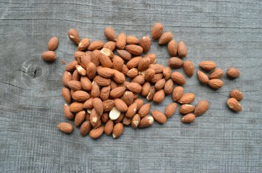 Badem closeup ahşap arka plan üzerinde