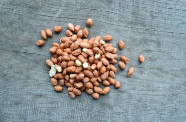 Fıstık kabuğu üzerinde ahşap arka plan olmadan