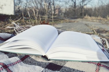 Yığın kitap ekose üzerinde