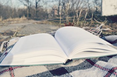 Yığın kitap ekose üzerinde