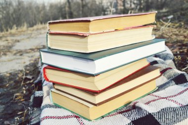 Yığın kitap ekose üzerinde