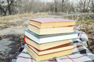 Yığın kitap ekose üzerinde