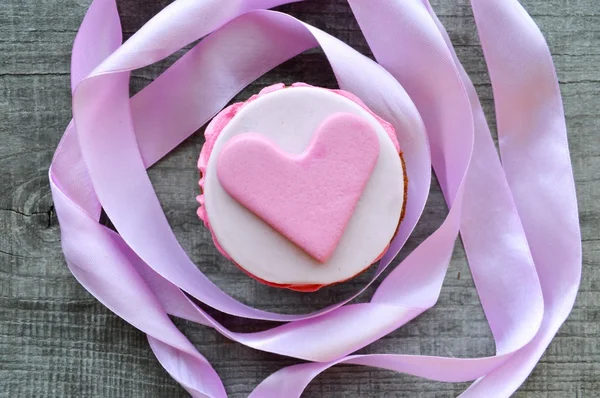 Pink cupcakes, with cream ,decorated with hearts — Stock Photo, Image