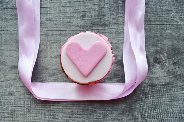 Cupcake rosa, con crema, decorati con cuori — Foto Stock