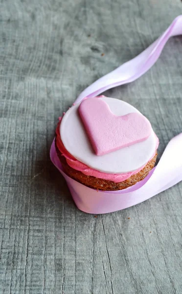 Розовые кексы, со сливками, украшенные сердцами — стоковое фото