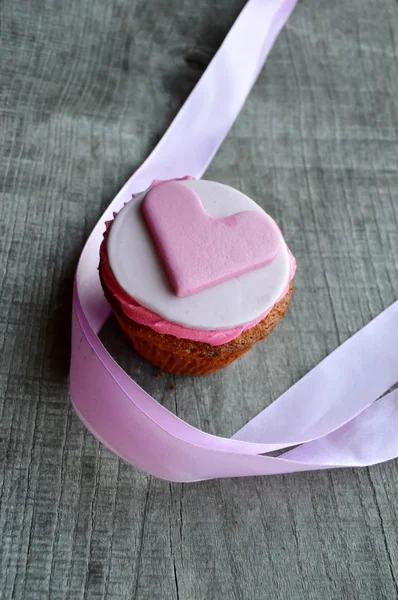 Magdalenas rosadas, con crema, decoradas con corazones — Foto de Stock