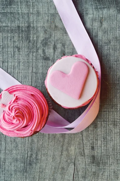 Magdalenas rosadas, con crema, decoradas con corazones — Foto de Stock