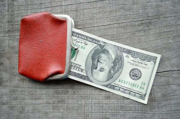 Kırmızı deri cüzdan dolar ile — Stok fotoğraf