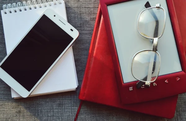 E-book rouge, Bloc-notes, lunettes de lecture, tasse de café chaude — Photo