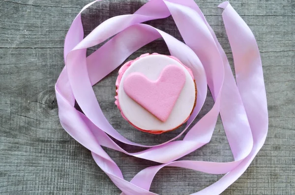 Pink cupcakes, with cream ,decorated with hearts — Stock Photo, Image