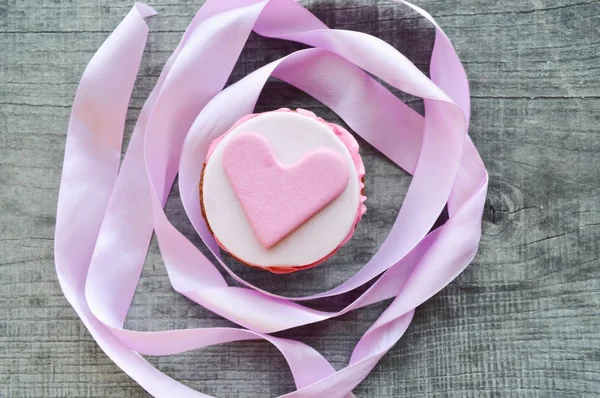 Cupcake rosa, con crema, decorati con cuori — Foto Stock