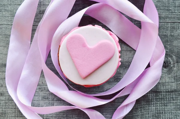 Pink cupcakes, with cream ,decorated with hearts — Stock Photo, Image