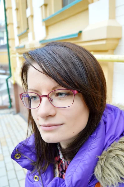 Молодая, красивая, темноволосая девушка в очках — стоковое фото