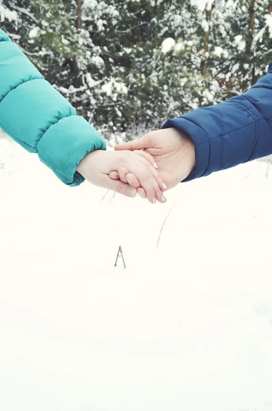 Casal apaixonado segurando as mãos um do outro — Fotografia de Stock
