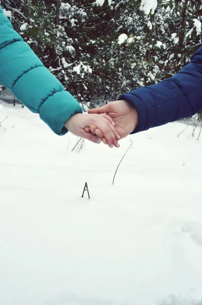 Pareja enamorada tomándose de las manos — Foto de Stock