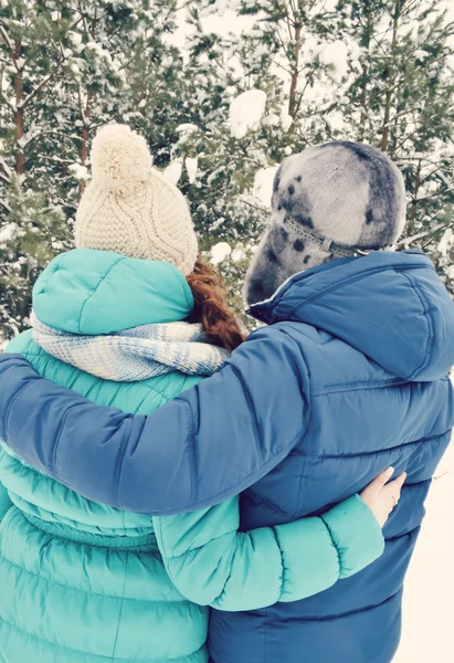 Casal apaixonado abraçando na floresta de inverno — Fotografia de Stock