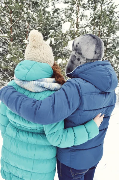 Casal apaixonado abraçando na floresta de inverno — Fotografia de Stock