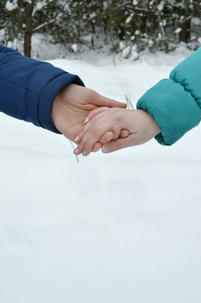 Pár v lásce drží navzájem je rukou — Stock fotografie