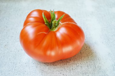 Beyaz bir tablo büyük kırmızı domates yakın çekim