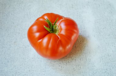 Beyaz bir tablo büyük kırmızı domates yakın çekim