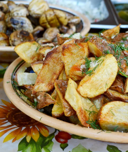 Leckere Bratkartoffeln auf Teller — Stockfoto