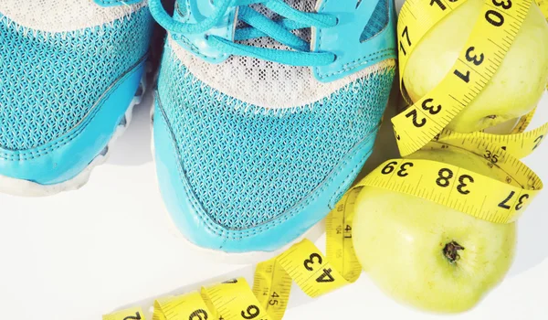 Sneakers centimeter, rode appels, gewichtsverlies, uitgevoerd, gezonde voeding, gezonde levensstijl concep — Stockfoto