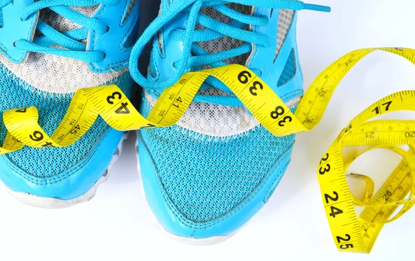 Sneakers, centimetro, mele rosse, perdita di peso, corsa, mangiare sano, stile di vita sano concep — Foto Stock