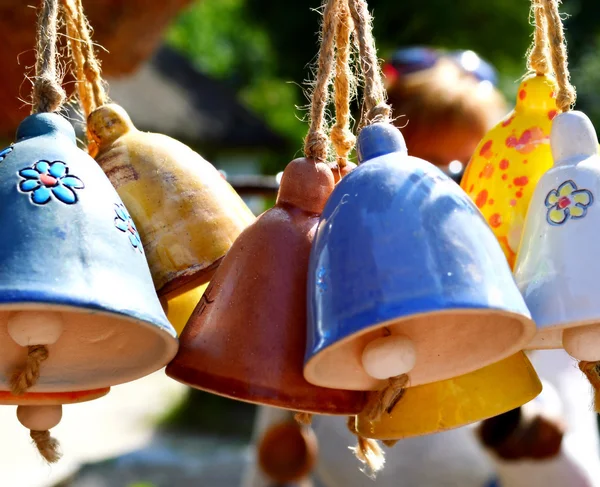 Традиционные керамические колокольчики ручной работы с этническим орнаментом — стоковое фото