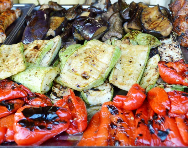 Gegrilde groenten op de barbecue, paprika, aubergine, courgette — Stockfoto