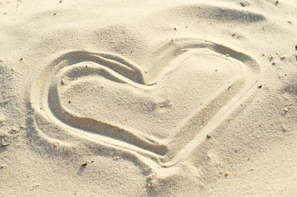 Coeur tiré dans le sable — Photo