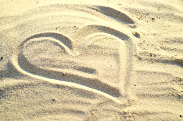 Καρδιά που σύρεται στην άμμο — Φωτογραφία Αρχείου