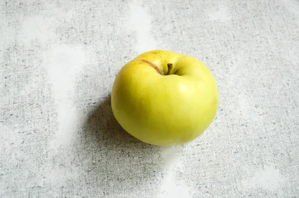 Organic green apple on the table — Stock Photo, Image