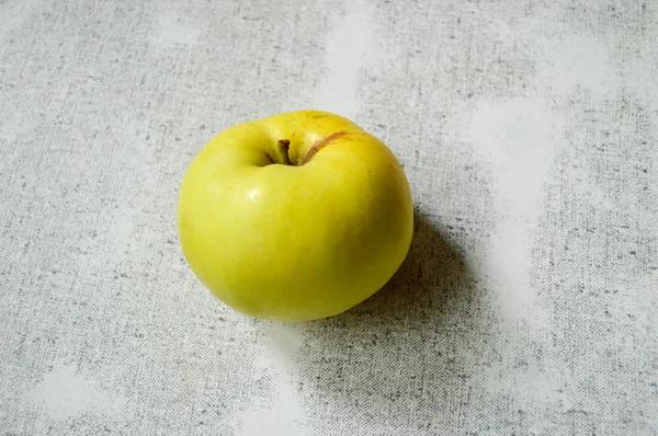 Organic green apple on the table — Stock Photo, Image