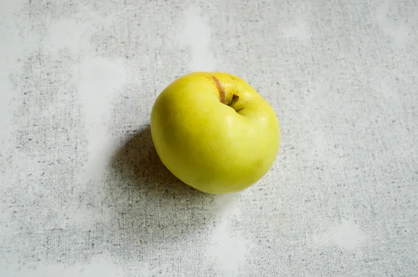 Organic green apple on the table — Stock Photo, Image