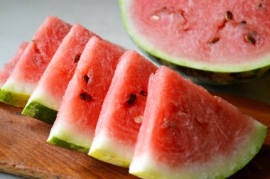 karpuz parçalar halinde kesilmiş