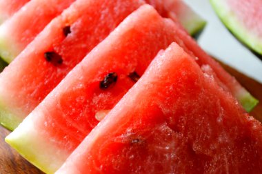 karpuz parçalar halinde kesilmiş