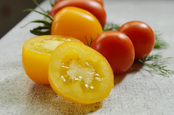 Tomates orgânicos, vermelhos e amarelos — Fotografia de Stock