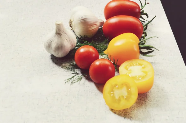 Tomates orgânicos, vermelhos e amarelos — Fotografia de Stock