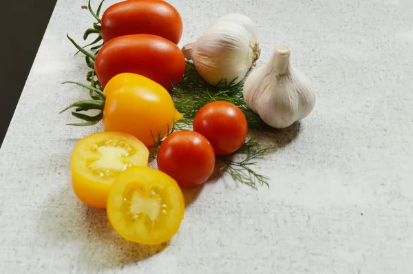 Tomates orgânicos, vermelhos e amarelos — Fotografia de Stock