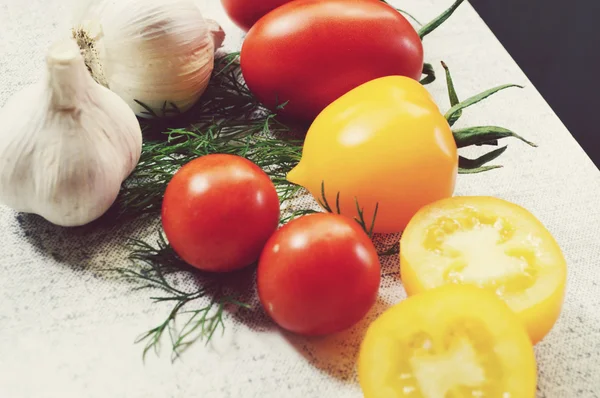 Tomates orgânicos, vermelhos e amarelos — Fotografia de Stock