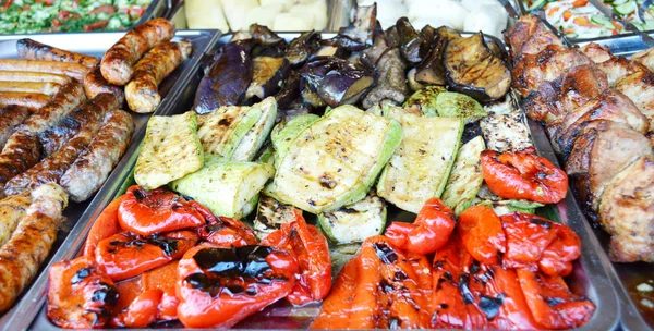 Gegrilde groenten op de barbecue, paprika, aubergine, courgette — Stockfoto