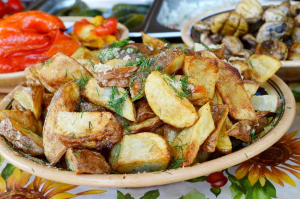 Patate fritte saporite sul piatto — Foto Stock